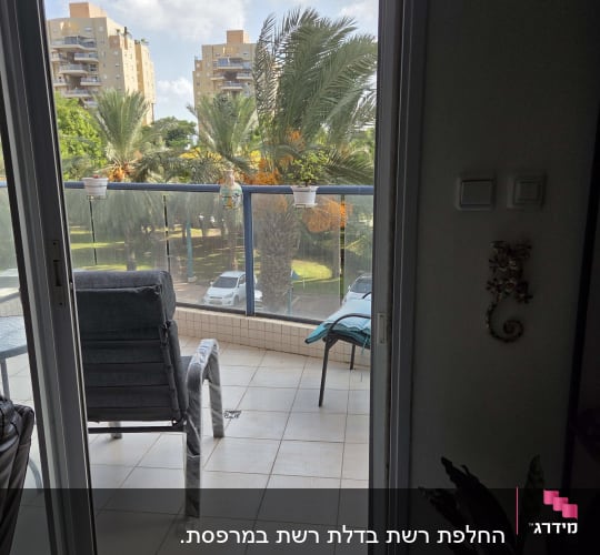 חלונות הזזה וויטרינת אלומיניום למרפסת עם מעקה אלומיניום וזכוכית